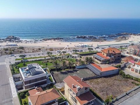 Diese luxuriöse Villa liegt direkt am Meer und verbindet Raffinesse mit Modernität. Durchdacht gestaltet, ermöglicht es Ihnen, das Familien- und Gesellschaftsleben mit maximalem Komfort und Luxus in der erstklassigen Wohngegend von Vila do Conde zu g...