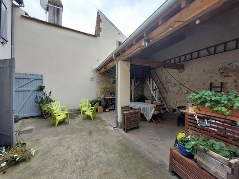 Située sur la commune de Saint-Satur, à 5 min de Sancerre et 10 min de Cosne-sur-Loire, cette maison de ville de 151m² entièrement rénovée avec cour, dépendance et petit terrain est proche de toutes les commodités, école et collège ; sa performance é...