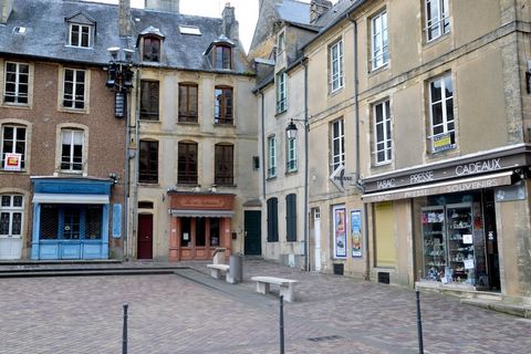 Ontdek de stad Bayeux vanuit dit eenvoudige, maar compleet en goed verzorgde appartement in hartje centrum. Het appartement is volledig gerenoveerd in mei 2014. Je verblijft op de eerste etage van een kleine charmante, authentieke woning. Winkels, re...