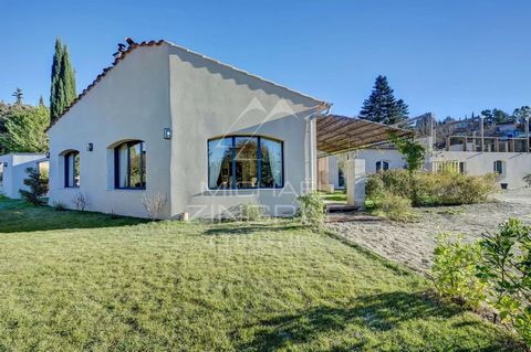 In het centrum van Grambois, op 40 minuten van Aix en Provence, vindt u deze elegante gelijkvloerse villa, volledig gerenoveerd naar de smaak van die tijd en met een adembenemend uitzicht op de omliggende heuvels. Op een oppervlakte van ca. 290 m² be...