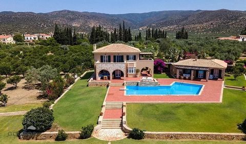 Invest in this magnificent seaside villa, with private harbor and breathtaking views of the Saronic Islands, ideal for sea lovers. GADAIT International presents you with an exceptional opportunity: a dream villa located in the peaceful village of Ple...