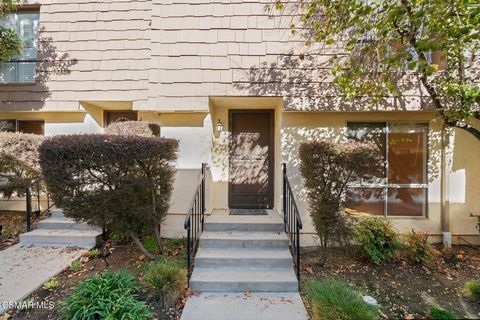 Move-In Ready Townhome with Contemporary Updates in Agoura HillsThis 2-bedroom, 2-bathroom townhome offers 1,127 square feet of functional living space in a great Agoura Hills location. With thoughtful updates and plenty of natural light, this home i...