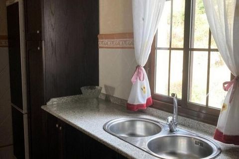 ¡Bienvenidos a nuestra casa familiar en Guadalema! Esta maravillosa casa ofrece un espacio perfecto para 6 personas, con tres dormitorios preparados para garantizar una estancia confortable. El primer dormitorio tiene una cama de matrimonio, el segun...