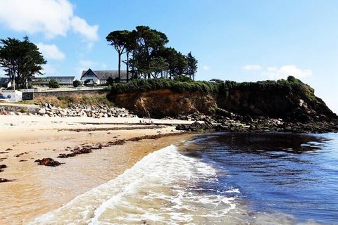 At the gates of the Pays d'Iroise, halfway between Brest and Le Conquet, Locmaria benefits from an exceptional geographical location in the heart of grandiose landscapes with more than 7 kilometers of coastline and beaches. 20 meters from the beach, ...