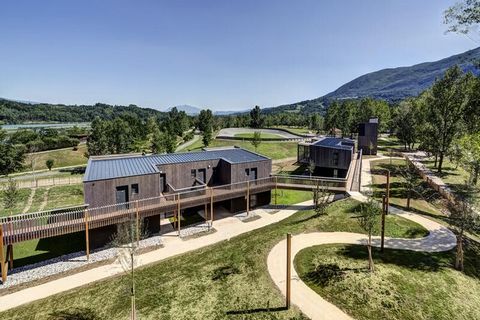 Stop een verrekijker in uw koffer, zwermen vogels wachten op u in de Résidence Vacanceole Le Village des Oiseaux, uw vakantiedorp in de Savoie, voor een zangwedstrijd waarbij u vanaf uw balkon neus tegen de wind kunt bewonderen. Maak uw nest in een v...