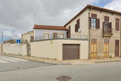 Located in the parish of Campanhã, in the city of Porto, this T3 house offers a perfect balance between urban living and a quiet residential environment. Campanhã is a developing area with excellent accesses to public transportation, including the Ca...