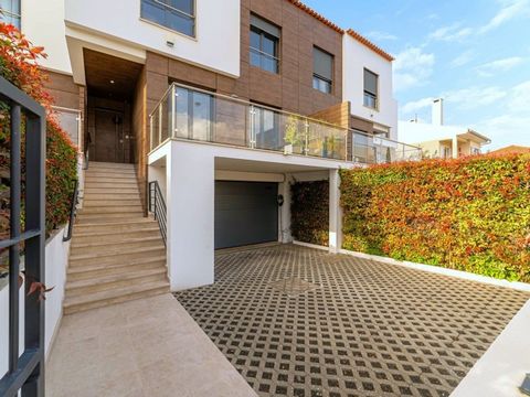 Villa moderna con jardín soleado y excelente ubicación. Villa contemporánea construida con un confort excepcional, que ofrece un jardín relajante y soleado con una cómoda barbacoa y varios balcones a lo largo de las áreas sociales y privadas. Rodeada...