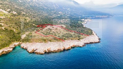 Abgelegenes Grundstück am Meer zum Verkauf in Ost-Mani, Peloponnes Ein Traumort für Ihren perfekten Kurzurlaub Entdecken Sie ein außergewöhnliches 12.400 m² großes bebaubares Grundstück in einer der malerischsten und ruhigsten Gegenden des Peloponnes...