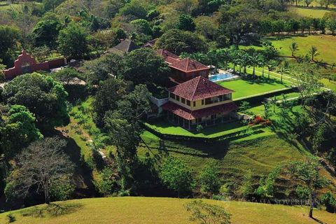 Villa Camilla es una lujosa propiedad tropical de 11 habitaciones y un hotel boutique, venerado como la joya del desarrollo Azueros en Pedasí. Esta magnífica mansión, situada cerca de la playa de arena prístina Playa Los Destiladeros, ha sido recient...