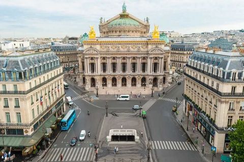 Superb flat extremely well located in the heart of the 9th arrondissement, a few steps from the Grands Magasins, the Opera and Place de la Madeleine. My air-conditioned, elegant, tastefully decorated and fully-equipped flat will provide you with a ty...