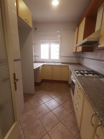 Apartment with 3 double bedrooms in the Prat de la Riba area, very good location. It has a spacious independent kitchen, a spacious living room with access to a balcony. It has a full bathroom and a toilet. Natural gas heating and water is communal. ...