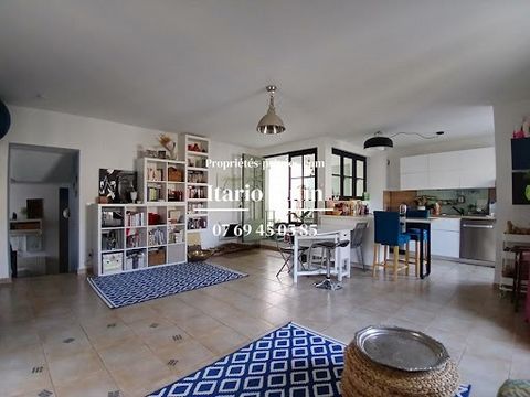 For Sale: Apartment T4 of 95 m² in Béziers Budget: 129,000 euros (agency fees to be paid by the seller) In a small condominium of 4 lots, discover this apartment of 95 m² of living space, located on the 1st floor, in the heart of Béziers, close to al...