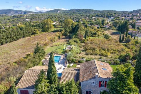 Provence Home, l’agence immobilière du Luberon, vous propose à la vente, proche de l'Isle-sur-la-Sorgue, sur un terrain d’environ 4000m2, une propriété au calme, entourée de nature avec une vue dégagée sur la campagne environnante. La vaste bâtisse d...