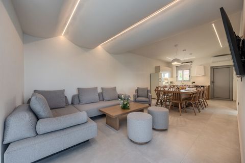 La villa à Rethymno possède 6 chambre(s) et Capacité pour 15 personnes. Logement de 296 m² confortable et totalement équipé, situé en front de plage, avec vue sur la mer et la piscine. La location se trouve à 130 m de la plage de sable 