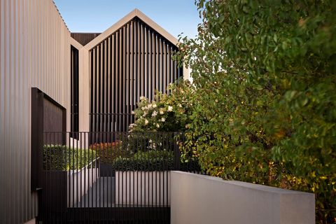 Perfectly crafted contemporary architecture by renowned Melbourne studio ADDARC has delivered this exceptional modern masterstroke. Behind a striking façade, 4.4-metre-high cathedral ceilings, vast dimensions and exquisite interior design create a un...