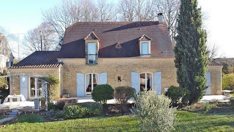 24200 SARLAT La CANEDA. Recent Perigord style house, land of 2472 m² Sale price: 449,000 euros (Agency fees paid by the seller) Located on the heights of Sarlat, Périgord Noir, in a dominant position, a few steps from the historic center and close to...