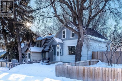 Welcome to 315 Avenue I North in Westmount Saskatoon. This starter home is one block from Bedford Road Collegiate and Saskatoon's unique Crunchy Dog Ice Cream Parlour! Central to all amenities this is an ideal location if you work in the River Landin...