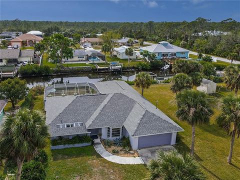 Attention boat enthusiasts looking for your dream home! Experience the perfect blend of waterfront living and convenience in this stunning Tarpon Point pool home, just minutes from US 41 and River Road in Venice. Offering quick access to the Myakka R...