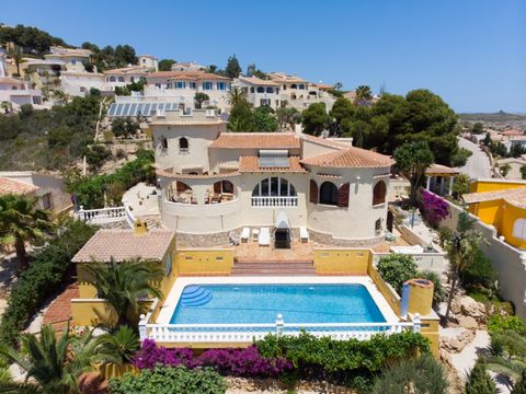 Villa in mediterrane stijl te koop, in de urbanisatie Cumbre del Sol, op slechts 500 m van het winkelcentrum en restaurant, tussen de steden Jávea en Moraira, en op ongeveer 1 km van Cala del Moraig. Op het zuiden en met mooi uitzicht op zee. De woni...