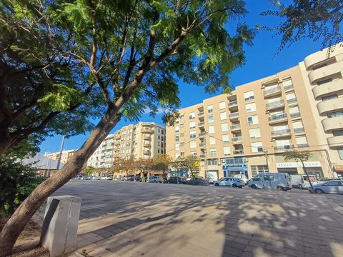 Geräumiges Apartment im Stadtzentrum von Oliva ab sofort zur Langzeitmiete verfügbar Es gibt auch einen Aufzug und eine private Tiefgarage Weniger als 5 Minuten zu Fuß zu allen Annehmlichkeiten der Stadt 2 km vom Sandstrand entfernt Mit WohnEsszimmer...