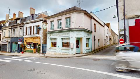 Votre agence ERA Bourges vous propose de découvrir cet hôtel-restaurant implanté depuis plus de 25 ans en plein coeur de la ville de Cosne-Cours-Sur-Loire, sur la célèbre Nationale 7, à quelques pas seulement des superbes rives de la Loire. Côté rest...