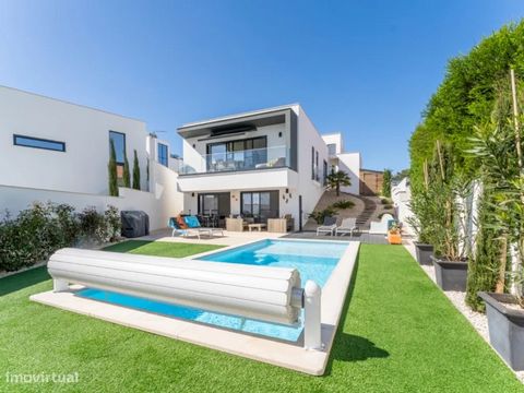 Feel at home in a space that prioritizes comfort and surpasses elegance. This villa has three spacious bedrooms and is located in a quiet area in Casal Mota, Nazaré. It has a fantastic view of the fields and the Serra de Aire e Candeeiros, and is jus...