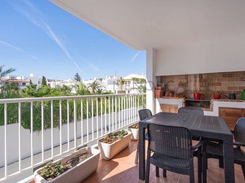 This charming flat occupies the entire second floor of a building with only three neighbours and is less than 30 metres from Plaça des Pins Square in Ciutadella. With a wonderfully practical layout that clearly separates the living area from the slee...