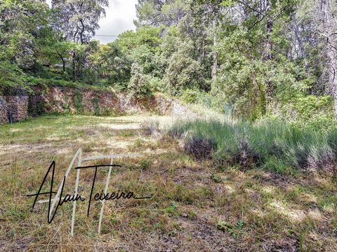 Situé dans la charmante commune de Lorgues (83510), ce terrain de 1160 m² offre l'opportunité rare de construire la résidence de ses rêves. Réputée pour son ambiance provençale authentique, Lorgues séduit par ses ruelles pittoresques, ses marchés pro...