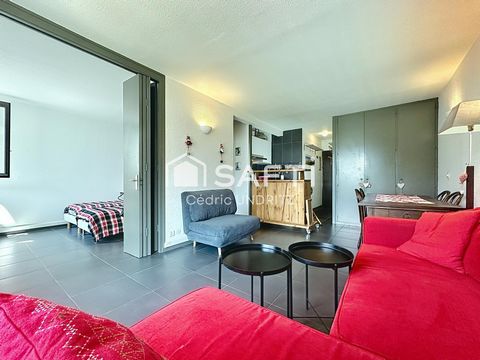 Located in Chamonix-Mont-Blanc, in a lively neighborhood undergoing dynamic renewal, this apartment offers a privileged living environment between mountain and town. Close to shops, the Aiguille du Midi cable car and, above all, the main bus station ...