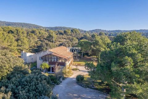 Notre agence immobilière Provence Home vous propose à la vente une villa en pleine nature, sur les hauteurs du village de Lagnes avec une vue panoramique. L'habitation principale au 1er étage propose environ 150m² habitables. l'accès se fait par un e...