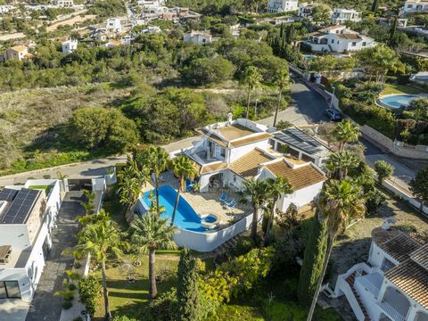 This lovely two level villa is located in a peaceful residential setting, offering privacy whilst also enjoying close proximity to all amenities and the stunning beaches Jávea has to offer. Access to the property is granted via a pedestrian entrance ...