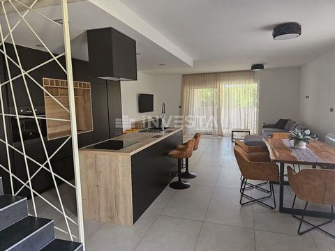 Location: Istarska županija, Pula, Štinjan. A newly built semi-detached house with a garden and three parking spaces is for sale, located in Štinjan, a tourist settlement in the outskirts of Pula. It was built on a plot of 345 m², in a beautiful and ...