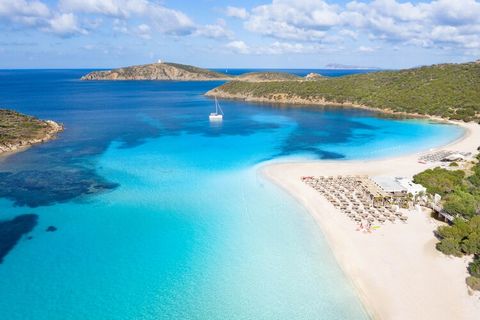 Il Residence Baia delle Palme è situato in un ampio parco circondato da palme, alle cui spalle si trova la spiaggia libera di Cala Brianza, a soli 250 metri dal residence. La spiaggia di Foxi 'e Sali dista solo 800 metri. Il residence è in una posizi...