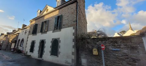 COMMEREUC IMMOBILIER PAIMPOL vous propose d'acquérir sur la commune de PAIMPOL, centre ville à pied, une maison bourgeoise à rénover dans sa totalité. Elle se compose : - Au rez-de-chaussée : une entrée, un salon, une salle à manger, une cuisine, une...