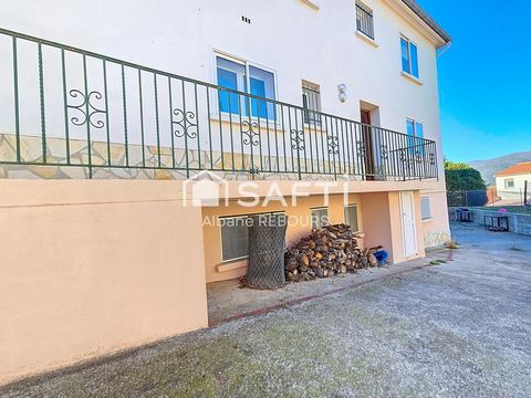 Traditional house, ideally located in Prades, in a sought-after and well-connected area. This exceptional and well-maintained property consists of two spacious 4-bedroom apartments, a large cellar, and two garages, offering attractive rental potentia...