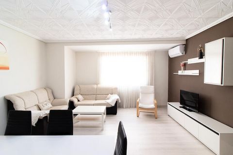 Dit ruime appartement met 4 slaapkamers biedt voldoende ruimte voor maximaal 8 gasten, waardoor het ideaal is voor gezinnen of grote groepen. Het appartement beschikt over een comfortabele woonruimte met airconditioning en een televisie. Voor uw gema...