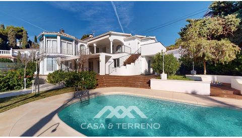 Exquise Villa avec Trois Unités à Caleta de Vélez - Un Bijou sur la Costa del Sol ! Plongez dans le style de vie méditerranéen avec cette magnifique villa à vendre à Caleta de Vélez. Dotée de trois unités distinctes, cette propriété constitue une exc...