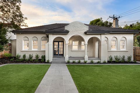 Perfectly situated on the corner of Hillard Street behind a mature Cypress hedge, within a glorious north-facing garden and pool setting, this irresistibly charming solid brick c1930’s residence’s superbly renovated dimensions create the perfect back...