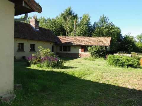 Huchenneville : A 3min de l'accès autoroutier A28 - A16 et 20min de la Côte Picarde cette jolie propriété est idéale pour faire de la location saisonnière. Elle est composée de 3 logements. Un studio d'environ 37 m² avec une chambre, à remettre au go...