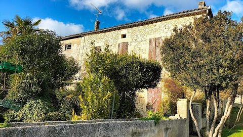 Lectoure (32700) Beautiful spacious Gascon house of 220m², 8 rooms, 4 bedrooms. Potential for many projects. Interior refurbishment work to be planned and modernization, insulation to be provided and roof to be redesigned., Close to the historic cent...