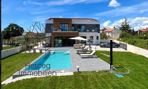 In vendita una nuova villa lussuosamente arredata. Completamento 05/2024 Completamente arredato Qui hai la possibilità di acquistare una proprietà da sogno in Istria. Non lontano dalle città e dalle spiagge più belle come Fazana, Bale. Il proprietari...