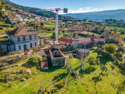 Located in a privileged location, this property offers an excellent plot of land and a house of rustic architecture that needs total restoration ideal for those who want to transform this space into their dream home. The land, with a large area, prov...