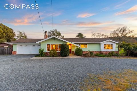 Bienvenue au 985 Bloomfield Road, une charmante maison unifamiliale dans la campagne de Sébastopol. Située sur une parcelle de plain-pied de 81 acres avec vue sur le verger, cette maison du milieu du siècle offre un mélange parfait de confort et de f...