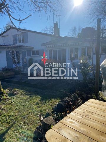 Exclusivité CABINET BEDIN - Jolie maison mitoyenne à Arès . Située aux abords de la piste cyclable, cette charmante maison bénéficie d’un accès direct au jardin par un portillon au fond de celui-ci. Le jardin arboré, soigneusement entretenu, crée un ...