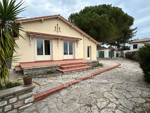 Situé à Bouzigues, à proximité du centre ville. PRIX DE VENTE : 729 000 euros Maison de plain pieds, T4 de près de 75m2, avec garage attenant, et 2 autres garages Sur parcelle entièrement constructible de près de 1600m2. Division foncière possible po...