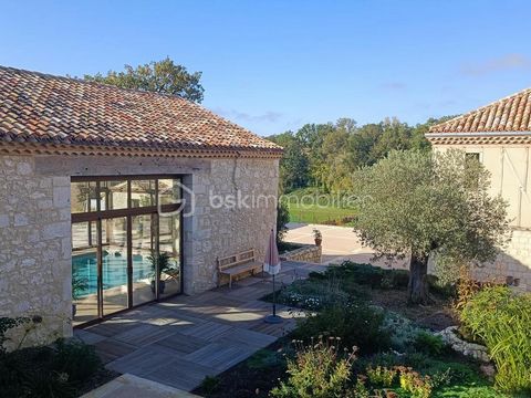 Located on the border of the Gers and Lot-et-Garonne, this exceptional property extends over approximately 13 hectares of hilly landscapes, offering an idyllic and unique setting in the heart of Lomagne. Rich in history, it includes a 15th century gu...