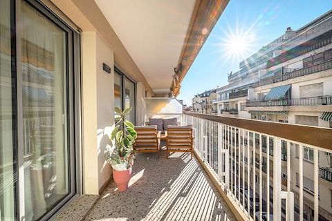 Located in the Liberation district, on the fourth floor (with elevator) of a building built in the 1970s, this 88 m2 Carrez apartment extended by a 13 m2 terrace faces West. Completely renovated in a contemporary style, this apartment consists of two...