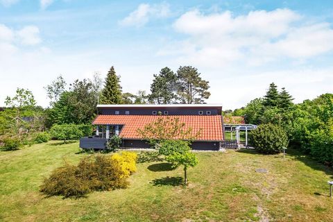 Dieses 90 m² große, familienfreundliche Ferienhaus bei Bønnerup hat u.a. drei Schlafzimmer mit jeweils einem Doppelbett sowie ein Kinderbett. Für das Familienleben steht ein offener Küchen-/Wohnbereich mit Ess- und Sitzecke bereit. Im Außenbereich fi...