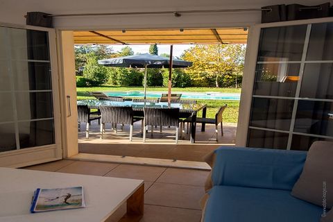 Cette belle villa avec piscine privée est située dans un petit parc de villas, dans la ceinture extérieure du parc de type 'Campagne', dans un quartier calme à seulement 1,5 km. du centre du pittoresque Saint-Saturnin-lès-Apt dans le magnifique Lubér...