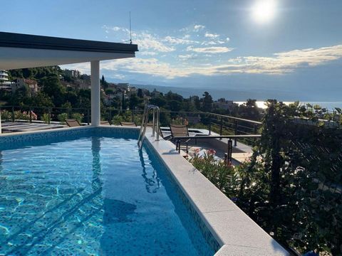 Wir bieten eine fantastische Villa im Zentrum von Opatija. Die Villa mit einer Nettofläche von 641 m2 besteht aus vier Etagen. Im Erdgeschoss befindet sich eine Garage mit acht Stellplätzen, Abstellraum und Maschinenraum. Die Villa besteht aus einem ...